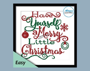 Può includere: Design a punto croce incorniciato in nero, con la frase "Have Yourself a Merry Little Christmas" in rosso e verde. Include ornamenti natalizi e un fiocco di neve. La parola "Easy" è in basso a sinistra.