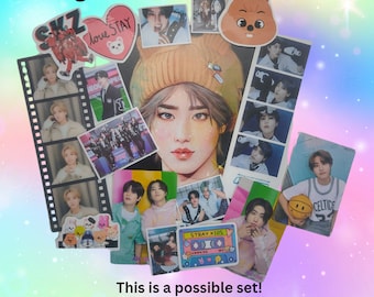 Puede incluir: Una colección de fotos y pegatinas con un grupo de K-pop, incluyendo una foto de un miembro con un gorro amarillo y un dibujo de un oso. El texto "Skz Bias Pack!" y "This is a possible set! all of this + a set of 8 photos of your bias!" también está incluido.