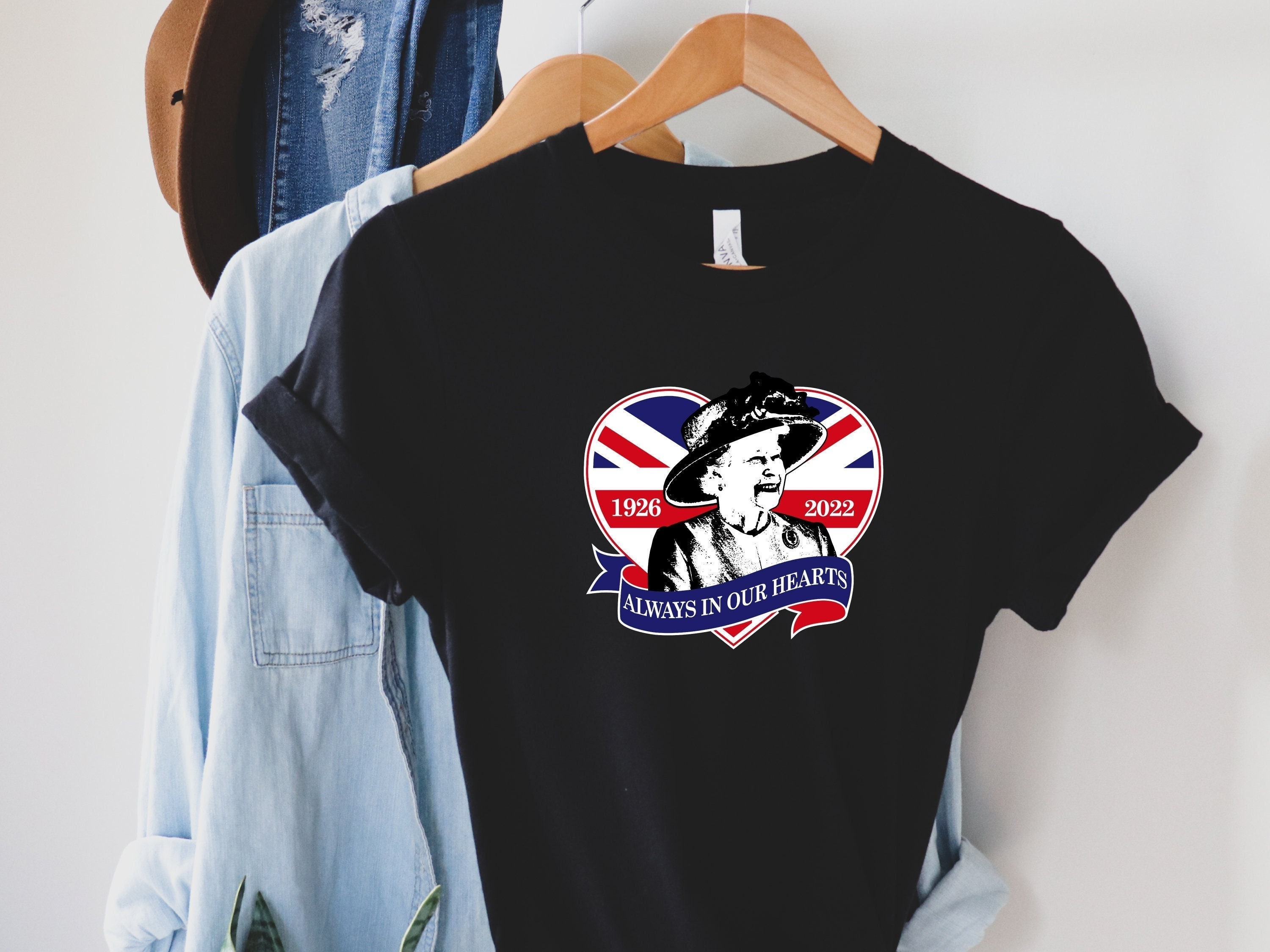 Discover Queen Elizabeth | 1952-2022 Always In Our Hearts T-Shirt