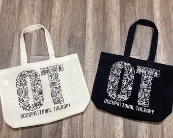 Puede incluir: Dos bolsas de tela con las letras "OT" formadas por pequeños iconos relacionados con la terapia ocupacional. El texto "Occupational Therapy" está impreso debajo de las letras en ambas bolsas. Una bolsa es blanca con iconos y texto negros, y la otra bolsa es negra con iconos y texto blancos.