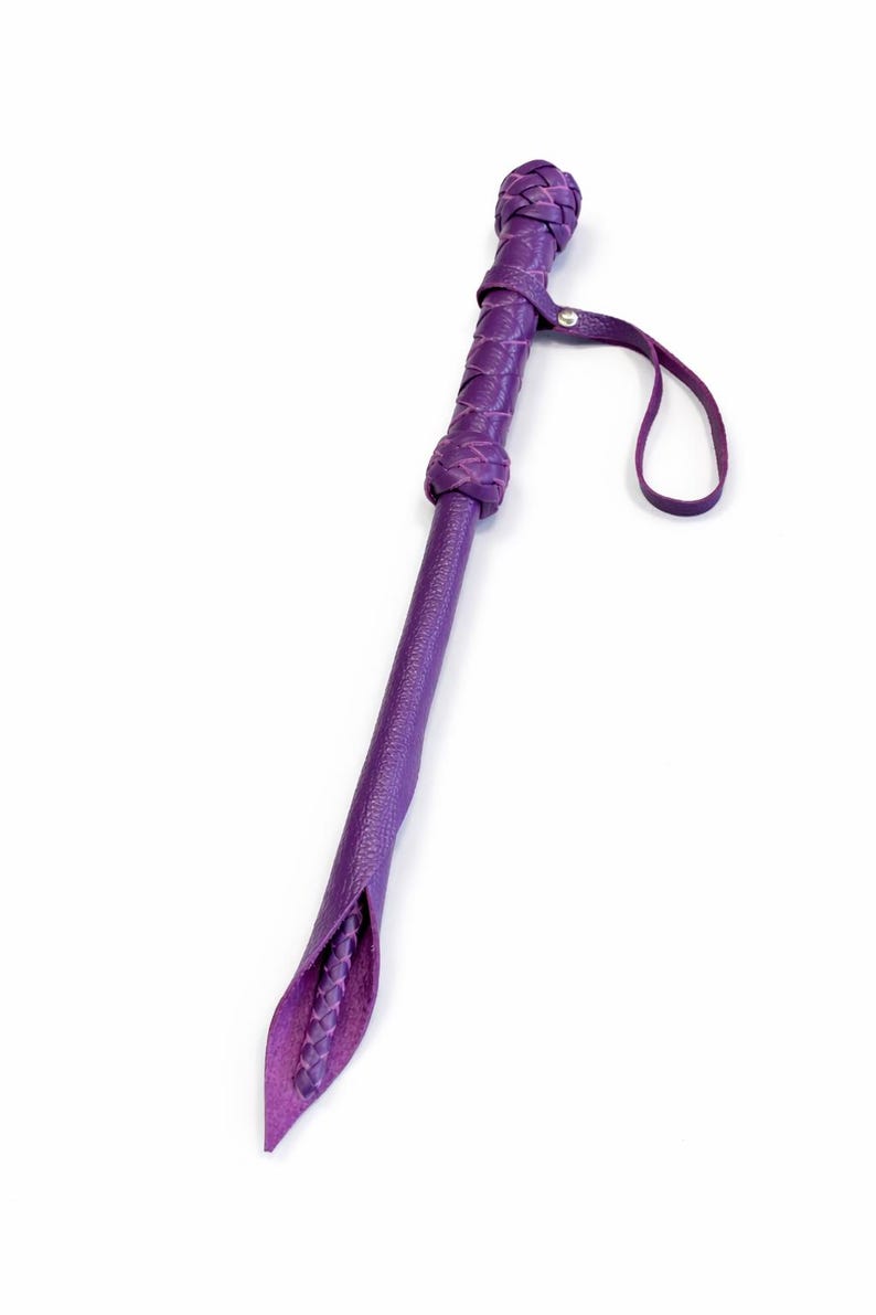 Puede incluir: Un l&aacute;tigo de cuero morado con un mango trenzado y un lazo. El l&aacute;tigo tiene un extremo c&oacute;nico con un interior trenzado. El mango y la parte superior del l&aacute;tigo tambi&eacute;n est&aacute;n trenzados.