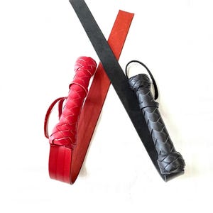 Spankingzweep met leer omwikkeld riemflogger 26&quot; - handgemaakt