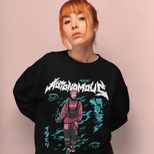 Peut inclure: Sweat-shirt noir avec un imprim&eacute; graphique d'un personnage d'anime v&ecirc;tu d'une tenue rose et noire sur un fond bleu et blanc. Le texte "ANIME AUTONOMOUS" est imprim&eacute; en blanc sur le sweat-shirt.
