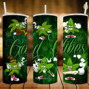 Op de afbeelding: Drie roestvrijstalen bekers met groene en witte ontwerpen. De bekers hebben cartoon-marihuanabladeren met gezichten en de woorden "Good Vibes".