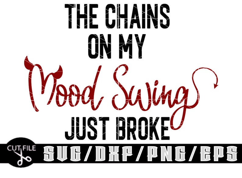 Pu&ograve; includere: Un design grafico nero e rosso con il testo "THE CHAINS ON MY Wood Swing JUST BROKE" e le parole "Wood Swing" in rosso. La grafica include anche una coda e corna di diavolo rosse. Il testo "CUT FILE SVG/DXF/PNG/EPS" &egrave; in fondo al design.