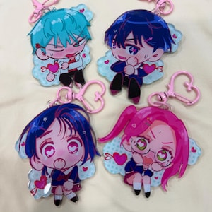 Pode incluir: Quatro chaveiros em estilo anime com personagens com cabelos azuis, rosa e roxos. Cada chaveiro tem um fecho rosa em forma de coração e um fundo em forma de nuvem com corações. Os personagens estão em várias poses, com bochechas coradas.