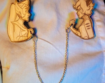Catradora collar pin wood, engraved, connected with chain _ She-Ra, spop, 2 choices