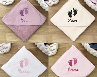 Personalisiertes Mädchen Geschenk zur Geburt Baby Kapuzenhandtuch mit Namen und Fußabdrücken / 75x75cm / Rosa / Weiss / Natur / Geschenkbox