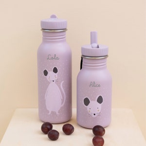 Puede incluir: Dos botellas de agua de acero inoxidable de color morado con tapas de paja e ilustraciones de ratones. La botella más grande dice "Lola" y la más pequeña dice "Alice".