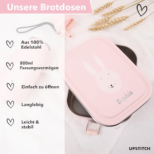 Op de afbeelding: Roze lunchbox van roestvrij staal met een konijnenontwerp en de naam "Sophia" gedrukt op de deksel. De lunchbox heeft een capaciteit van 800 ml en is gemaakt van 100% roestvrij staal. Het is gemakkelijk te openen, duurzaam en lichtgewicht.