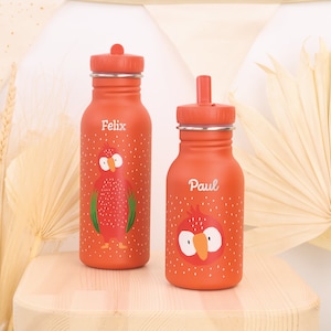 Könnte beinhalten: Zwei orangefarbene Edelstahl-Wasserflaschen mit roten Vogel-Illustrationen und personalisierten Namen, Felix und Paul.