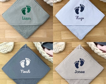 Personalisiertes Jungen Geschenk zur Geburt Baby Kapuzenhandtuch mit Namen und Fußabdrücken / 75x75cm / Blau / Weiss / Grün / Geschenkbox