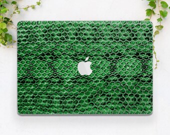 Green snake skin print Macbook case fashion Animal print cover Aesthetic Simple Gift for him Serpent Trendy Air 13 2026 Pro 14 Pro 16 Air 15