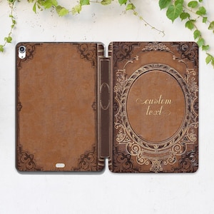 Custodia con stampa di libri marroni Custodia con testo personalizzato Custodia per iPad da uomo Custodia artistica vintage Custodia intelligente per iPad Custodia a libro per iPad Custodia per iPad 10a generazione iPad Air 4 iPad 10 2