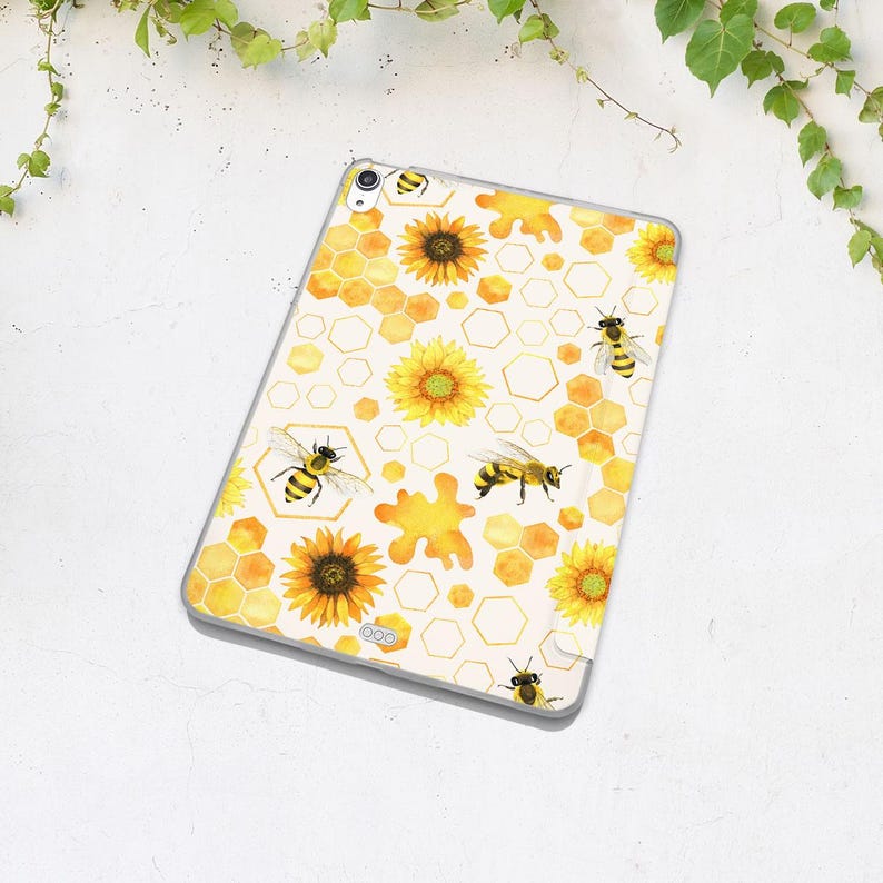 K&ouml;nnte beinhalten: Eine transparente Tablet-H&uuml;lle mit einem sich wiederholenden Muster aus gelben Sonnenblumen, Bienenwaben und Bienen. Das Design hat einen Aquarell-Effekt mit wei&szlig;em Hintergrund und einem gelben Farbtupfer. Die H&uuml;lle ist f&uuml;r ein Tablet konzipiert.