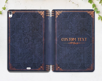 Custodia con stampa di un vecchio libro che sembra un libro Custodia per iPad blu scuro personalizzata Uomo Pro 13 Air 13 Mini 7 11a generazione 10 9 custodia 11 2025 12 9