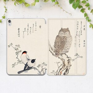 以下が含まれることがあります： 枝にとまるフクロウと、左側に枝にとまる2羽の鳥の、日本のスタイルのイラストが描かれたタブレットケース。アートワークは落ち着いた色調で、日本の書道が含まれています。