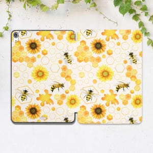 K&ouml;nnte beinhalten: Eine wei&szlig;e Tableth&uuml;lle mit einem sich wiederholenden Muster aus Sonnenblumen, Bienenwaben und Bienen. Das Design enth&auml;lt gelbe, goldene und schwarze Elemente. Die H&uuml;lle ist offen und zeigt das Innendesign und ist f&uuml;r ein Tablet geeignet.