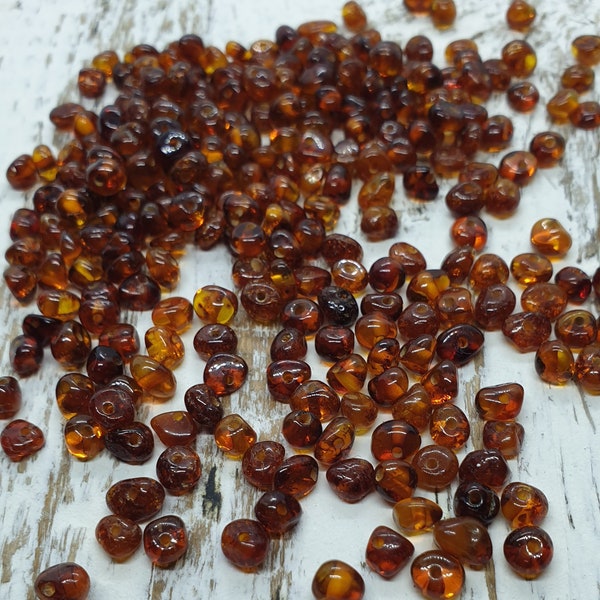 110 pcs Perles d'ambre de la Baltique polies couleur cognac, Perles d'ambre en vrac avec trou, Taille des perles 4-5mm, Forme baroque