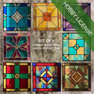Könnte beinhalten: Ein Satz von acht Glasmalerei-Designs in verschiedenen Farben, darunter Blau, Grün, Rot, Gelb und Gold. Jedes quadratische Panel zeigt geometrische Muster und ist mit "Set of 8 Stained Glass Panel Digital PDF Pattern" und "Hobby License" beschriftet.