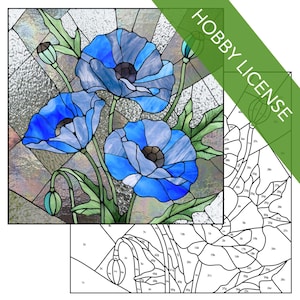 Puede incluir: Un patrón de vitral para un diseño de flor de amapola. El patrón está en blanco y negro y muestra las diferentes piezas de vidrio necesarias para crear el diseño. El diseño presenta tres flores de amapola azules con tallos y hojas verdes.