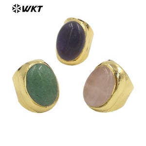 Puede incluir: Tres anillos de oro con piedras preciosas de forma ovalada. Los anillos presentan una piedra verde, morada y rosa.