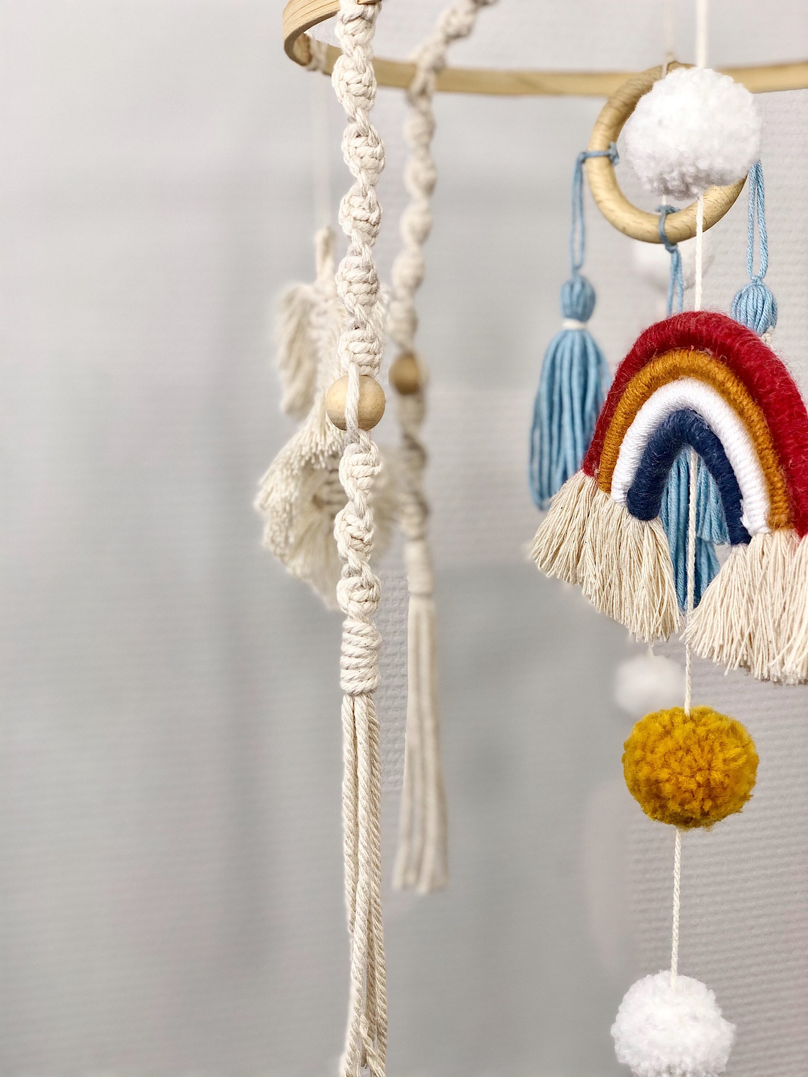 Baby Mobile Regenbogen - Holz Windspiel Mit Filzbällen & Glöckchen