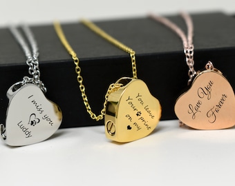 Puede incluir: Tres collares con colgantes en forma de corazón en plata, oro y oro rosa. Cada colgante tiene una inscripción diferente: "I miss you Luddy", "You leave your print on my" y "Love You Forever".