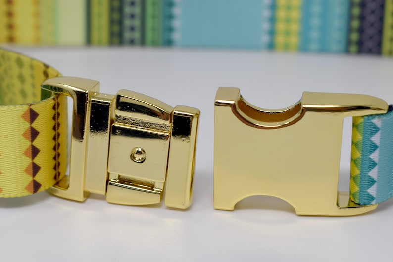 Puede incluir: Una hebilla de metal dorado para un collar de perro. La hebilla est&aacute; abierta y lista para ser fijada a un collar.