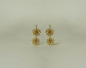 Earrings with two small sized flowers of the Fennel