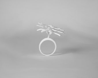 Ring with one large sized flower of the Daisy