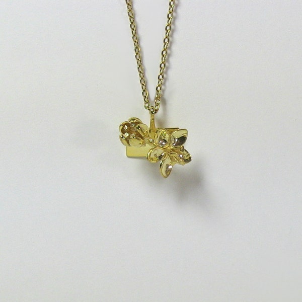 Pendant with two small sized flowers of the Apple