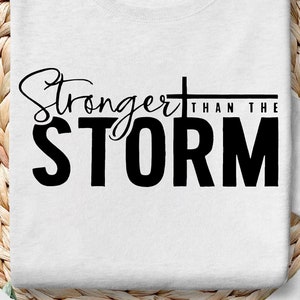 Siempre eres más fuerte que la tormenta svg png, boho autocuidado, svg motivacional, versículo bíblico svg, camisa de moda, cross svg, boho self love svg