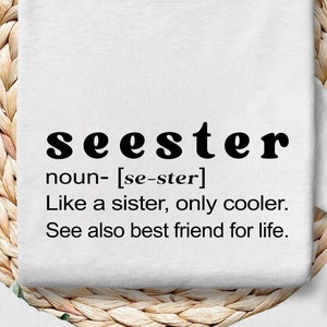 以下が含まれることがあります： 「seester noun- [se-ster] Like a sister, only cooler. See also best friend for life.」という黒い文字が書かれた白いTシャツ
