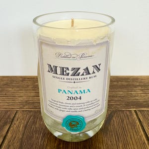 Vela de botella de ron Mezan / Cera de soja con naranja especiada / Regalo reciclado