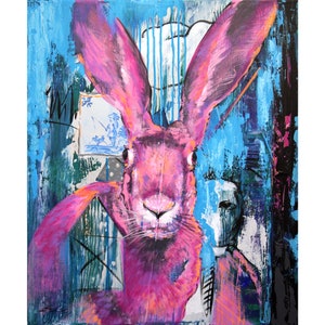 Könnte beinhalten: Ein pinkfarbenes Kaninchen mit großen Ohren ist auf einem blauen und weißen abstrakten Hintergrund gemalt. Die Augen des Kaninchens sind schwarz und seine Nase ist rosa. Der Hintergrund ist ein Mix aus blauen, weißen und schwarzen Farbflecken.