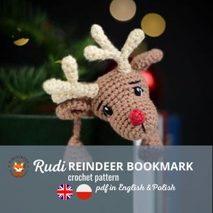 Peut inclure: Un marque-page en crochet en forme de renne avec une fourrure brune, un nez rouge et des bois blancs. Le marque-page est conçu pour maintenir un livre ouvert. Le texte "Rudi Reindeer Bookmark crochet pattern pdf in English & Polish" est affiché sous le renne.