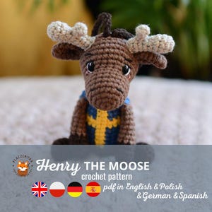 Puede incluir: Un patrón de crochet para un alce llamado Henry. El patrón está disponible en inglés, polaco, alemán y español. El patrón incluye una foto de un alce de crochet marrón que lleva un chaleco azul y amarillo.