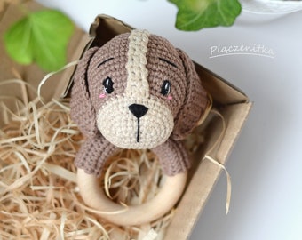 Doggie-shaped crochet rattle for baby, first present for infant on the occasion of the birth, baby decor nursery softly, animal wood teethe