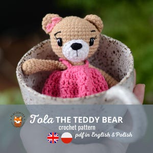 Può includere: Schema di uncinetto per un adorabile orsacchiotto di peluche di nome Tola, che indossa un vestito rosa. Lo schema è disponibile in inglese e polacco.