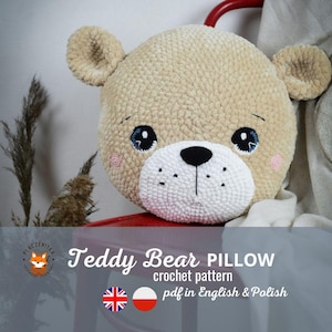 Könnte beinhalten: Häkelanleitung für ein Teddybär-Kissen. Die Anleitung ist in Englisch und Polnisch verfügbar. Das Kissen ist beige mit einem weißen Gesicht und einer schwarzen Nase.