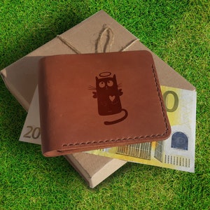 Cartera Cat. Cartera de cuero personalizada. Grabado Cat Angel Bifold Wallet para Hombres. Bolsillo delantero personalizado Billetera minimalista. Regalo para amantes de los gatos