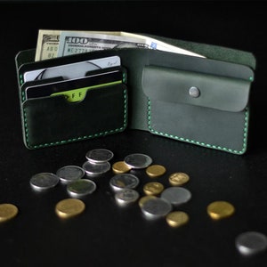 Cartera de cuero verde. Cartera de cuero minimalista bifold full grain personalizada para hombres. Billetera de bolsillo frontal grabada personalizada con bolsillo para monedas