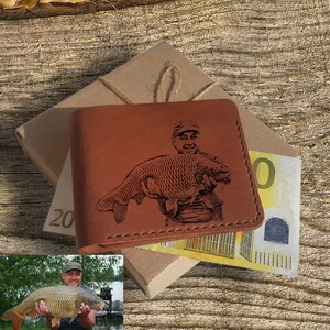 Regalo de pesca de carpa. Cartera de fotos personalizada. Сustomized Slim Picture Wallet. Cartera bifold personalizada de cuero para hombre grabada. Monedero de pesca