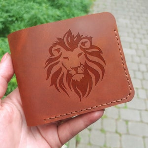 Cartera con león grabado. Cartera minimalista personalizada de cuero de grano completo, delgada y plegable para hombres. Regalo de cuero personalizado para él. Regalo para padrastro