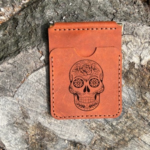 Portafoglio in pelle con fermasoldi. Portafoglio da uomo con fermasoldi. Portafoglio sottile da uomo. Porta carte con tasca frontale. Portafoglio con fermasoldi con teschio inciso