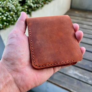 Personalisiertes Portemonnaie. Graviertes Braunes Leder Portemonnaie. Custom Slim Bifold Minimalist Portemonnaie für Männer. Herren Leder Portemonnaie. Geschenke für Ihn