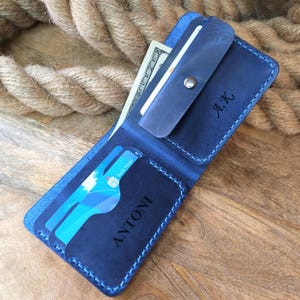 Cartera pequeña personalizada para hombre, plegable, con bolsillo frontal, de cuero azul, minimalista, fina y personalizada, con monedero.