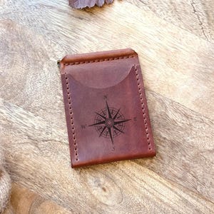 Carteira com prendedor de dinheiro. Carteira leve. Carteira de couro masculina. Carteira minimalista com bolso frontal. Carteira fina para cartão de crédito. Carteira com prendedor de notas personalizada