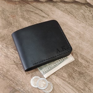 Cartera de cuero negro. Cartera plegable minimalista personalizada de cuero de flor para hombre. Cartera con bolsillo frontal grabado personalizado y bolsillo para monedas